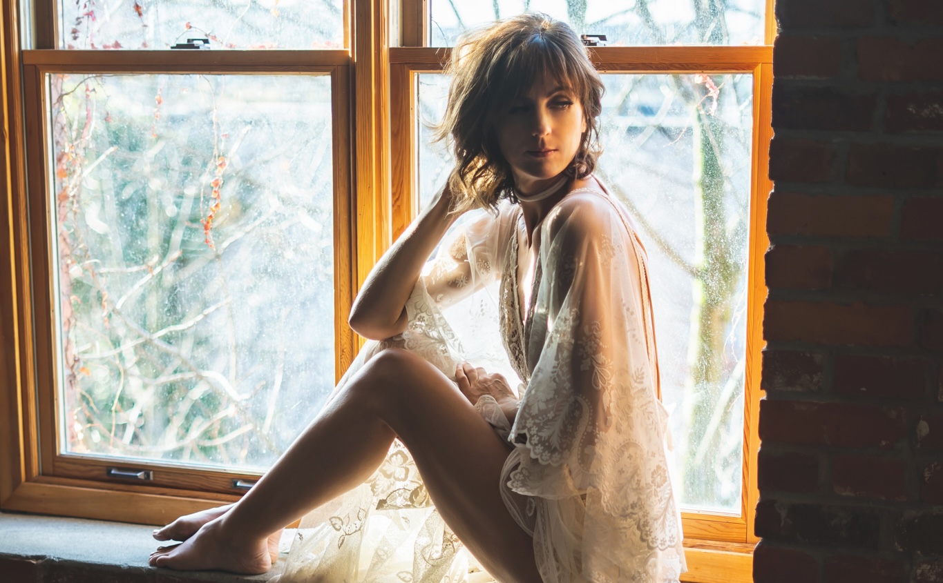 A Beginner’s Guide to Boudoir Photography: What to Expect hero image